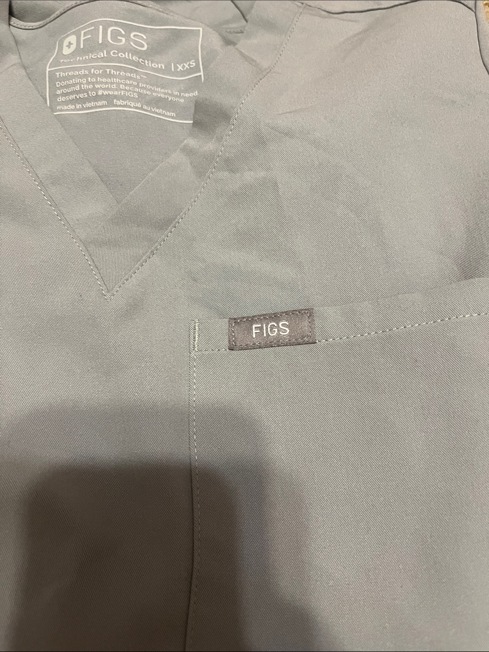 Figs Scrub Set in Light Gray - Picture 3 of 11